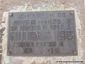 Placa no Busto Getlio Vargas - Janeiro/2013