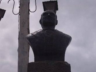 Foto do Busto e Carta Testamento de Getlio Vargas