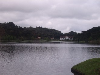 Foto do Lago So Bernardo  noite com o Hotel Cavalinho Branco ao Fundo