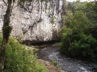 Foto tirada por baixo da laje da Cascata da Ronda